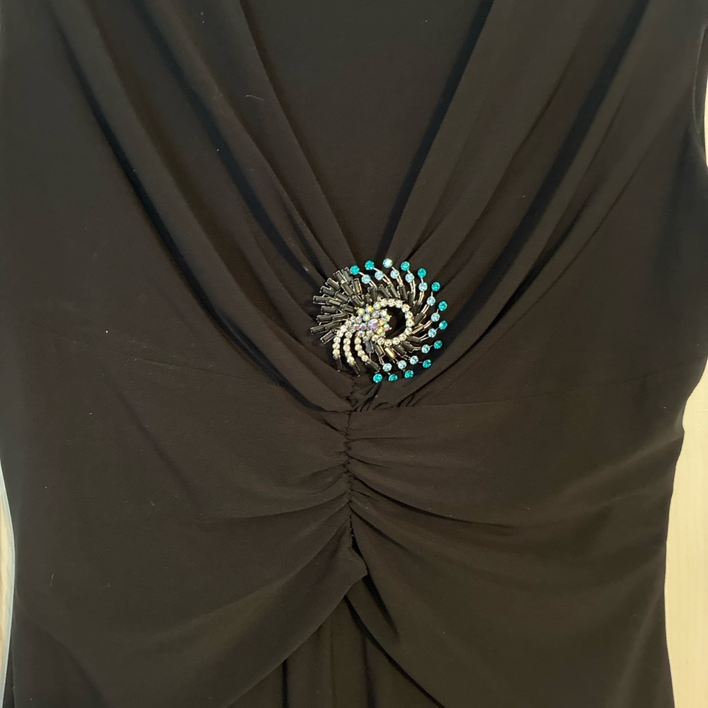 Mesmerize Black Sleeveless Dress with Rhinestone Brooch | Size L (Fits 8–10)